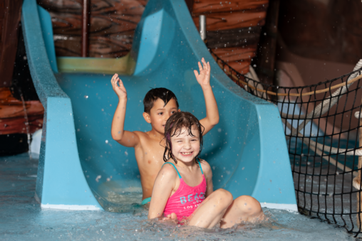 Deux enfants s'amusent dans un toboggan du Bateau Pirate à Aquaparc