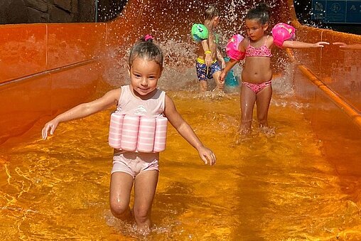 Une groupe de jeunes filles s'amusent dans le toboggan Fantastico à Aquaparc